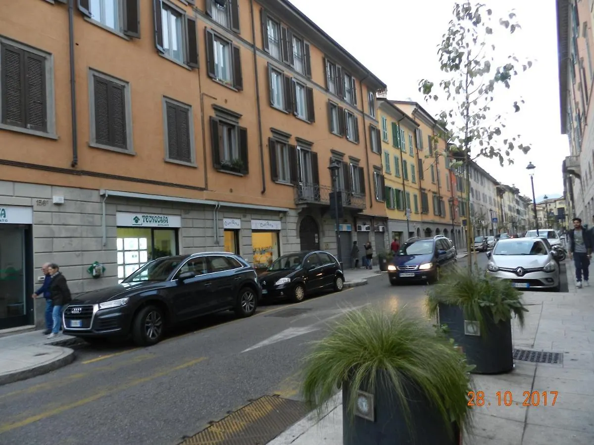 Cosy Central Flat Bergamo Apartament