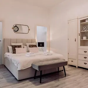 Wenceslas Square / Main Station - New Studio***** Apartament Praga