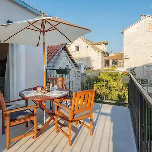 Zlatin Dvor - For 3, Terrace, Center, At 5-min, Bike Friendly Apartament Trogir